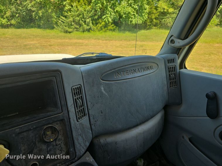 image for item DQ4482 2004 International 7600 dump truck