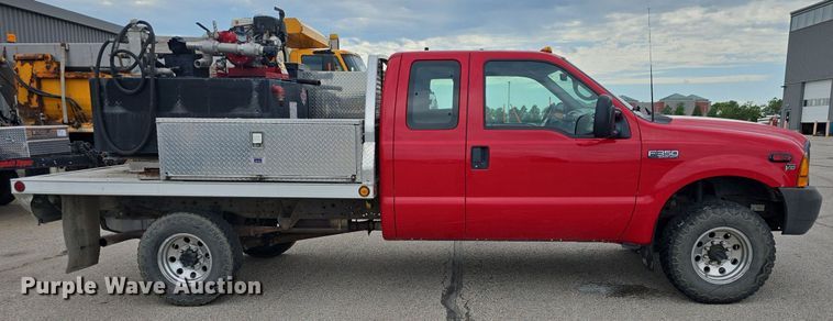 image for item DQ4490 2000 Ford F350 Super Duty XL SuperCab flatbed pickup truck