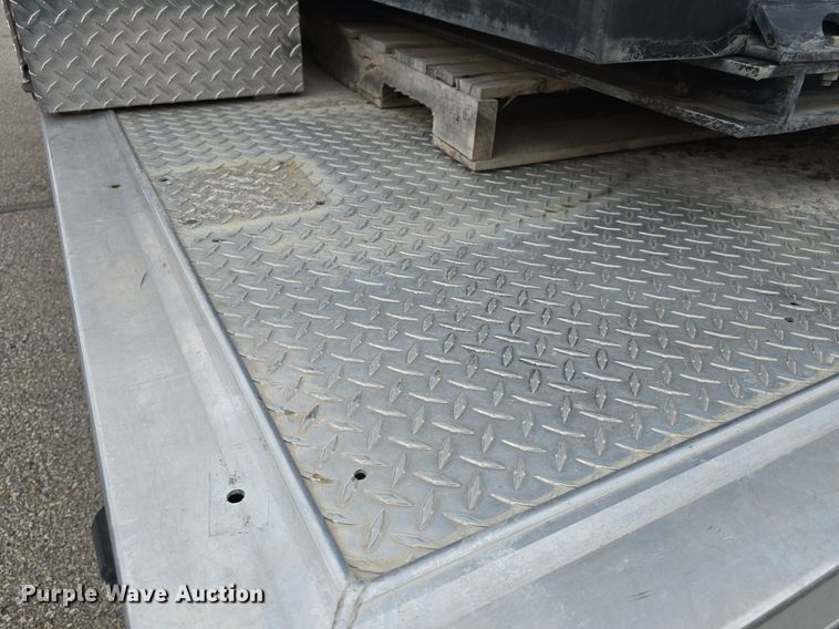 image for item DQ4490 2000 Ford F350 Super Duty XL SuperCab flatbed pickup truck