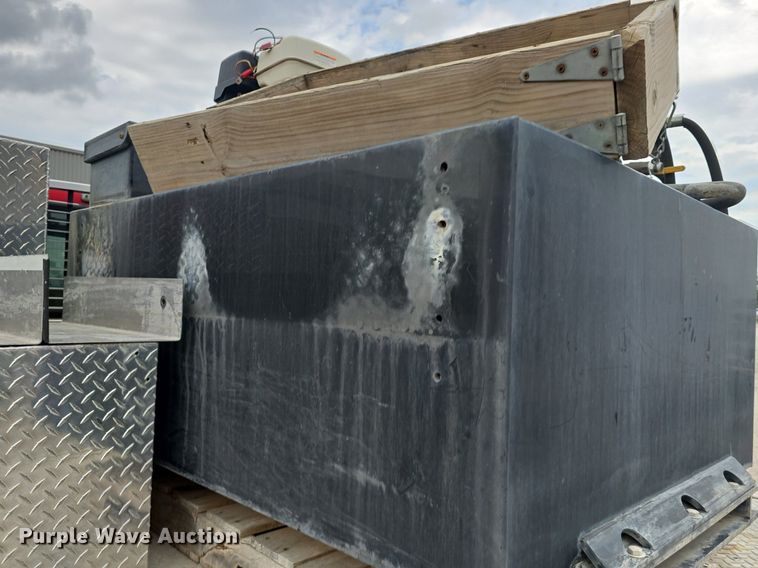 image for item DQ4490 2000 Ford F350 Super Duty XL SuperCab flatbed pickup truck