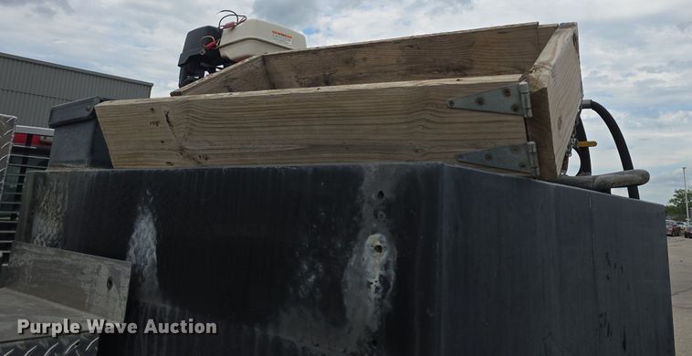 image for item DQ4490 2000 Ford F350 Super Duty XL SuperCab flatbed pickup truck