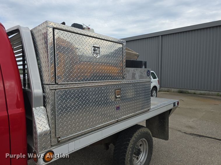 image for item DQ4490 2000 Ford F350 Super Duty XL SuperCab flatbed pickup truck