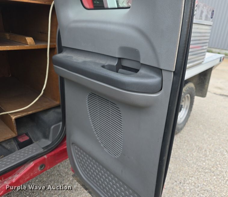 image for item DQ4490 2000 Ford F350 Super Duty XL SuperCab flatbed pickup truck