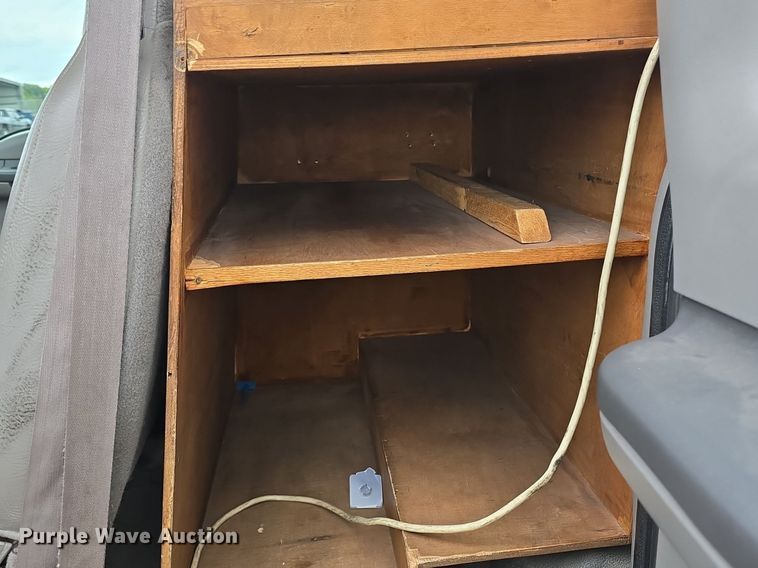 image for item DQ4490 2000 Ford F350 Super Duty XL SuperCab flatbed pickup truck