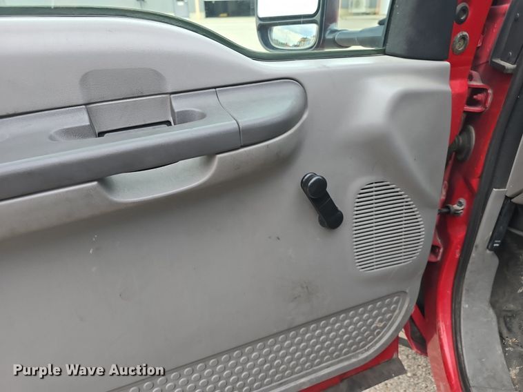 image for item DQ4490 2000 Ford F350 Super Duty XL SuperCab flatbed pickup truck