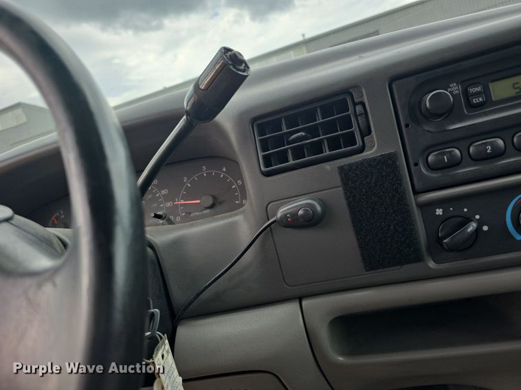 image for item DQ4490 2000 Ford F350 Super Duty XL SuperCab flatbed pickup truck