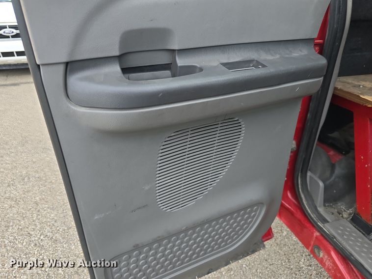 image for item DQ4490 2000 Ford F350 Super Duty XL SuperCab flatbed pickup truck