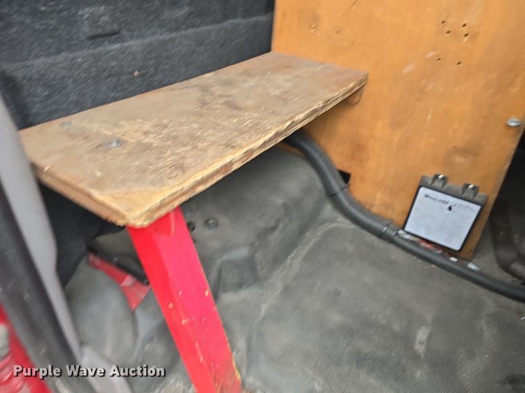 image for item DQ4490 2000 Ford F350 Super Duty XL SuperCab flatbed pickup truck