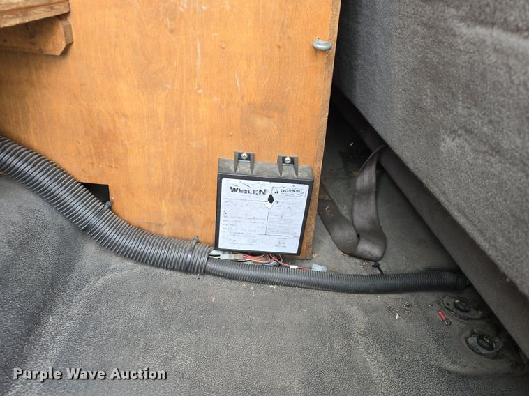 image for item DQ4490 2000 Ford F350 Super Duty XL SuperCab flatbed pickup truck