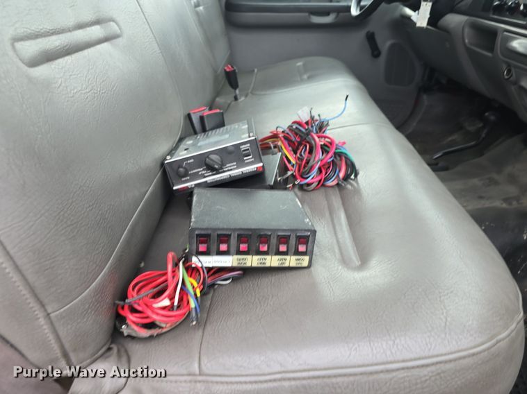 image for item DQ4490 2000 Ford F350 Super Duty XL SuperCab flatbed pickup truck