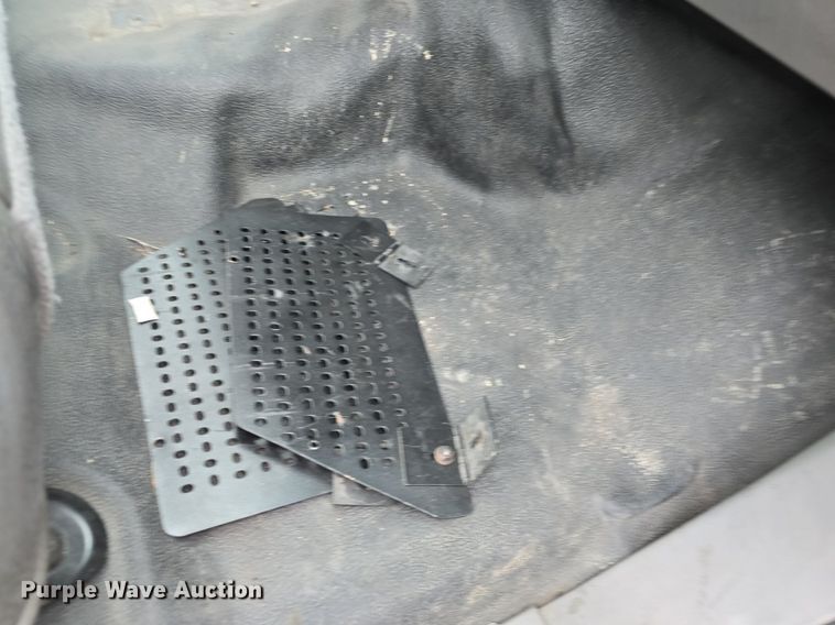 image for item DQ4490 2000 Ford F350 Super Duty XL SuperCab flatbed pickup truck