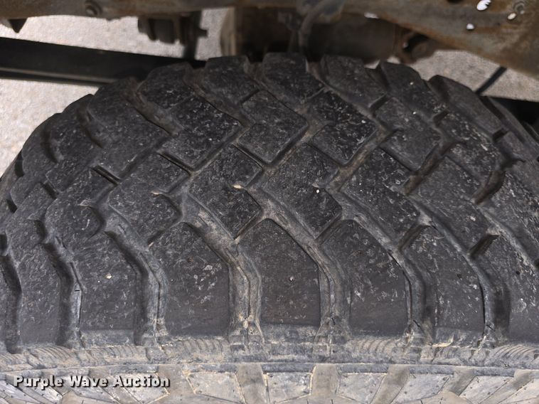 image for item DQ4490 2000 Ford F350 Super Duty XL SuperCab flatbed pickup truck