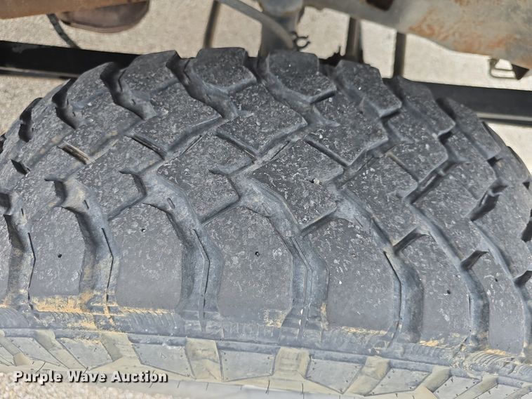 image for item DQ4490 2000 Ford F350 Super Duty XL SuperCab flatbed pickup truck