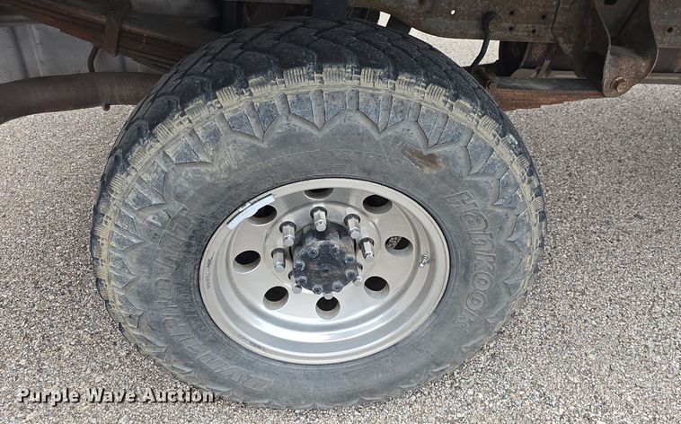 image for item DQ4490 2000 Ford F350 Super Duty XL SuperCab flatbed pickup truck