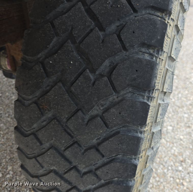 image for item DQ4490 2000 Ford F350 Super Duty XL SuperCab flatbed pickup truck