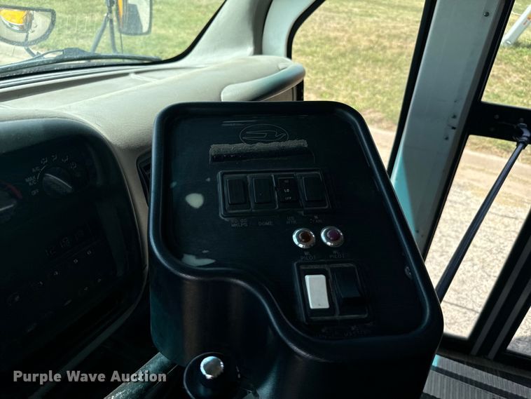 image for item DQ6834 2001 Chevrolet High Cube Express school bus