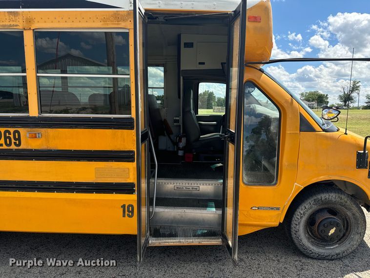 image for item DQ6834 2001 Chevrolet High Cube Express school bus