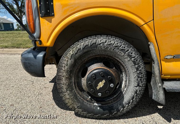 image for item DQ6834 2001 Chevrolet High Cube Express school bus