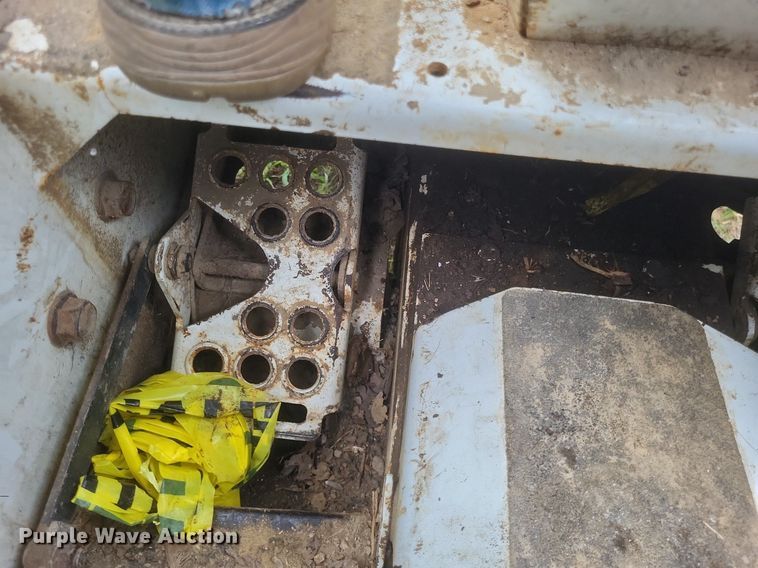 image for item DR4954 1984 Bobcat  642 skid steer loader