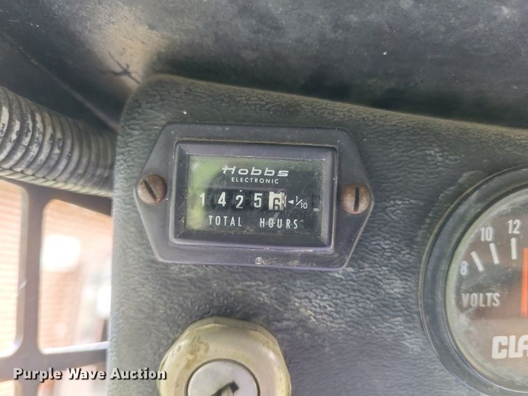 image for item DR4954 1984 Bobcat  642 skid steer loader