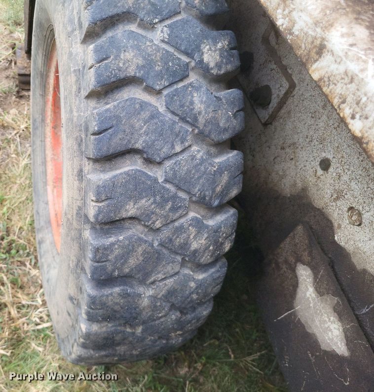 image for item DR4954 1984 Bobcat  642 skid steer loader