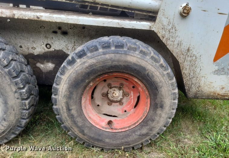 image for item DR4954 1984 Bobcat  642 skid steer loader