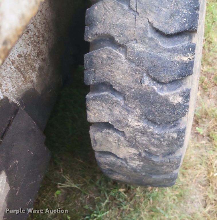 image for item DR4954 1984 Bobcat  642 skid steer loader