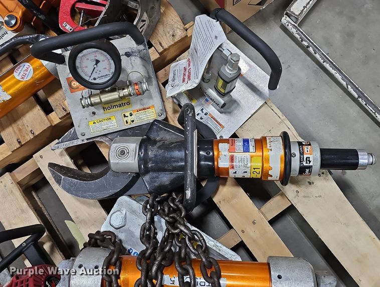 image for item DS4698 (2) Holmatro rescue tools