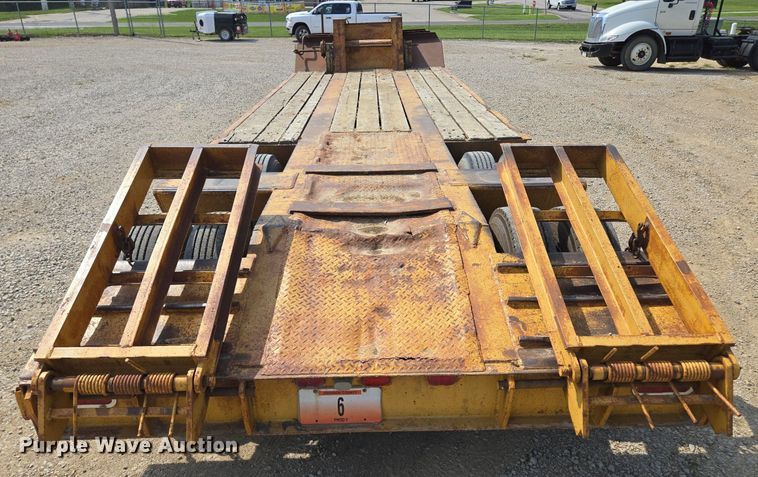 image for item DT7754 1977 Hyster C25TA equipment trailer