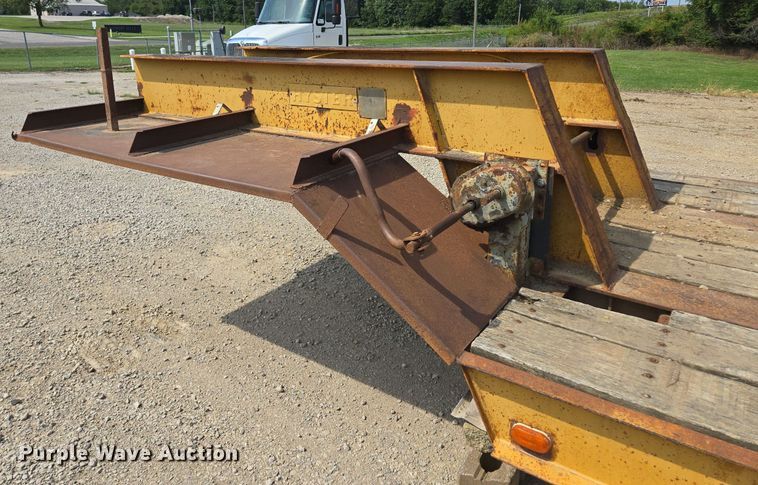 image for item DT7754 1977 Hyster C25TA equipment trailer