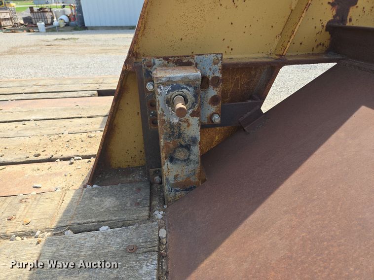 image for item DT7754 1977 Hyster C25TA equipment trailer