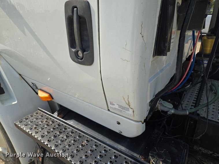 image for item DT7755 2007 International  8600 semi truck