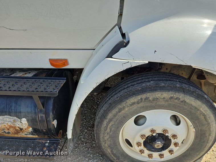 image for item DT7755 2007 International  8600 semi truck