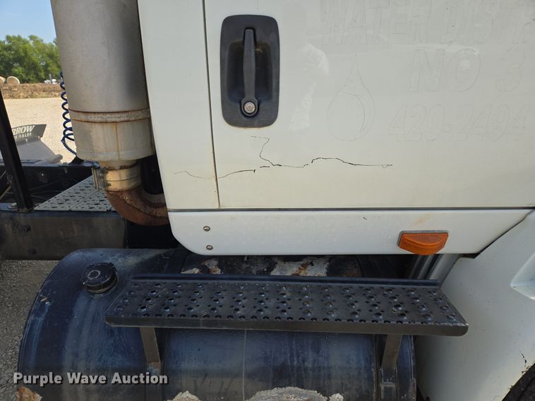 image for item DT7755 2007 International  8600 semi truck