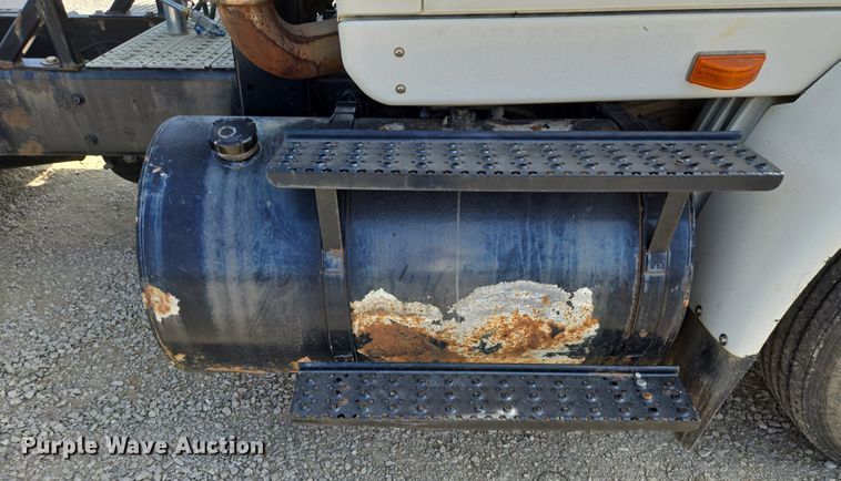 image for item DT7755 2007 International  8600 semi truck