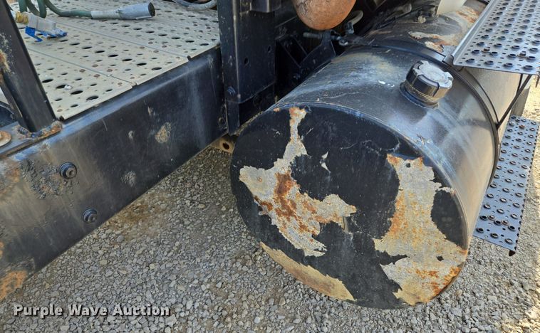 image for item DT7755 2007 International  8600 semi truck