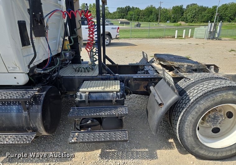 image for item DT7755 2007 International  8600 semi truck