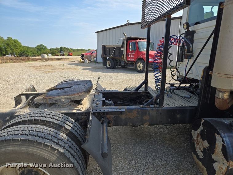 image for item DT7755 2007 International  8600 semi truck