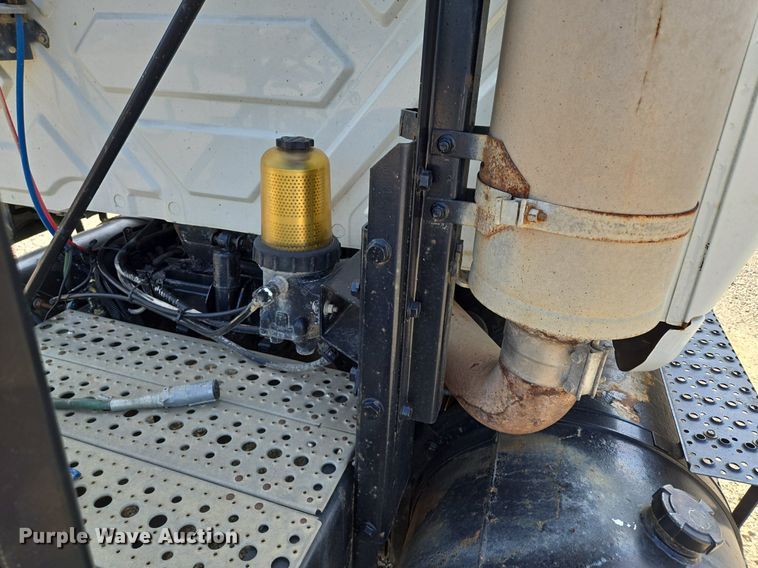 image for item DT7755 2007 International  8600 semi truck