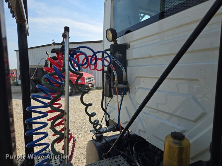 image for item DT7755 2007 International  8600 semi truck