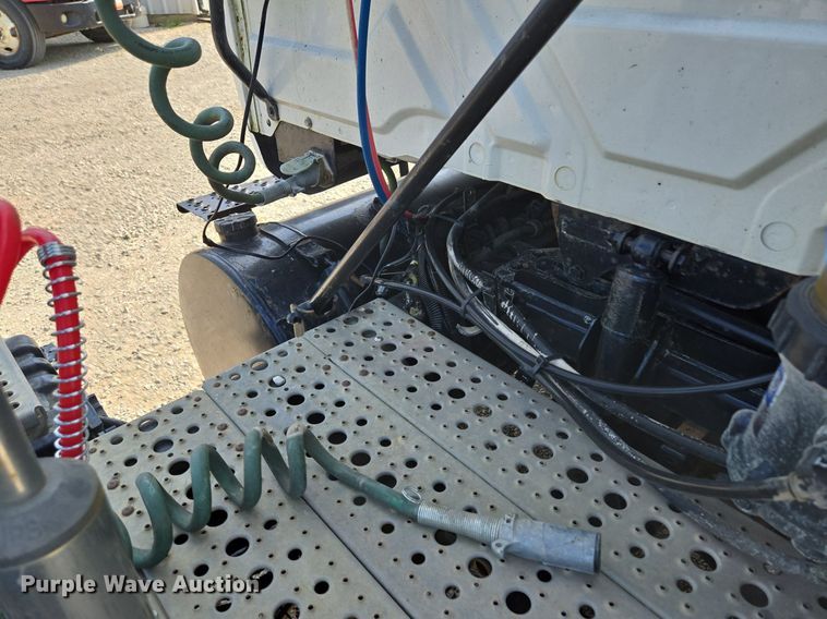 image for item DT7755 2007 International  8600 semi truck