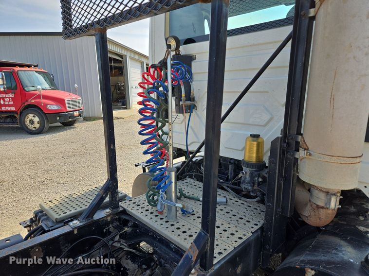 image for item DT7755 2007 International  8600 semi truck