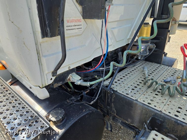 image for item DT7755 2007 International  8600 semi truck