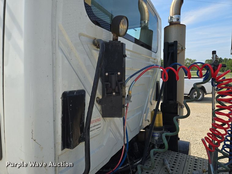 image for item DT7755 2007 International  8600 semi truck