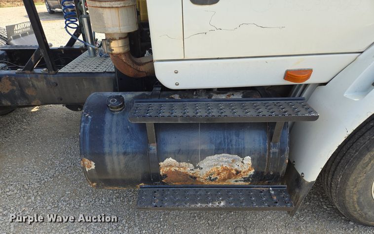 image for item DT7755 2007 International  8600 semi truck