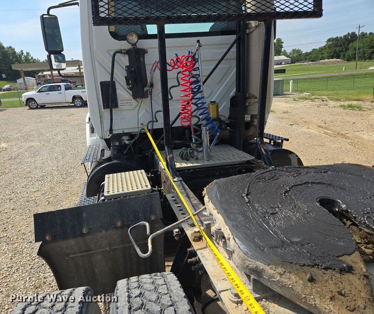 image for item DT7755 2007 International  8600 semi truck