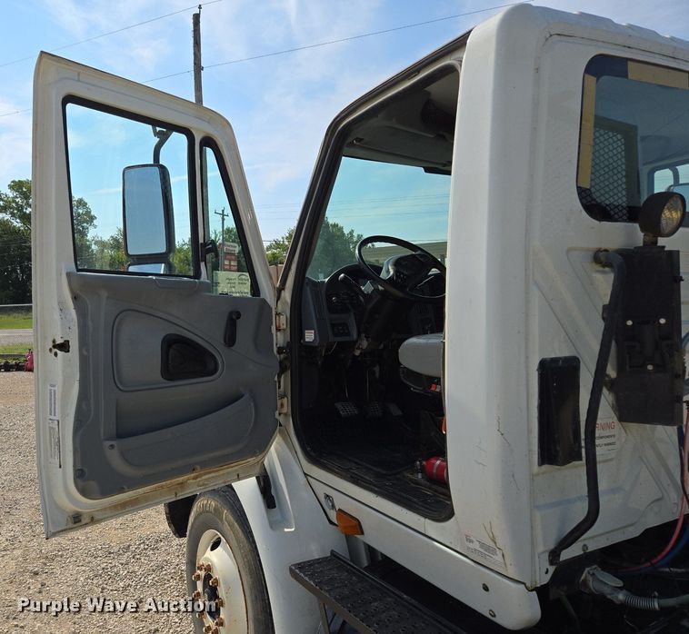 image for item DT7755 2007 International  8600 semi truck