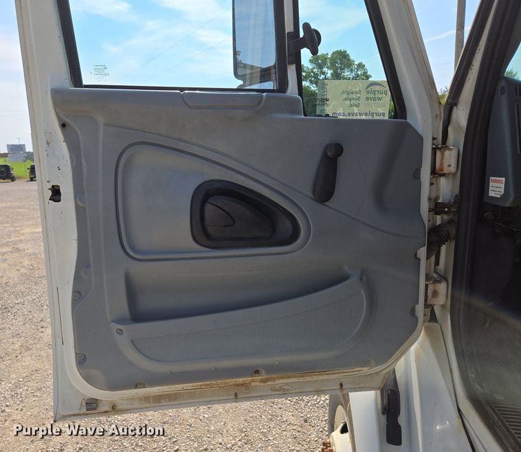 image for item DT7755 2007 International  8600 semi truck