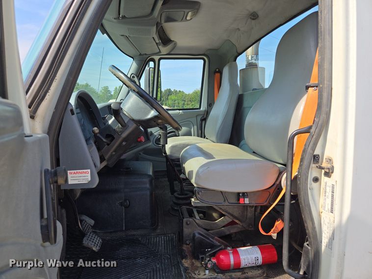 image for item DT7755 2007 International  8600 semi truck