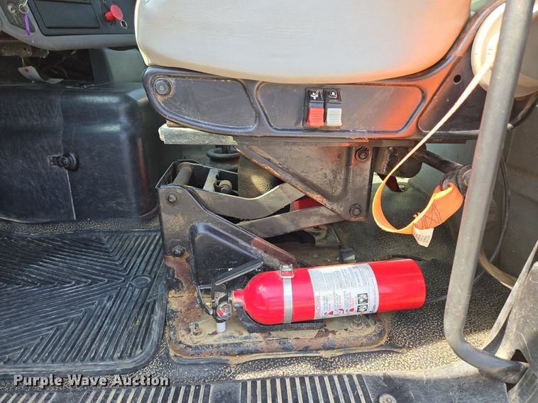 image for item DT7755 2007 International  8600 semi truck